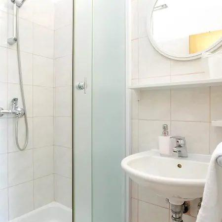 Veca * Стариград-Пакленица